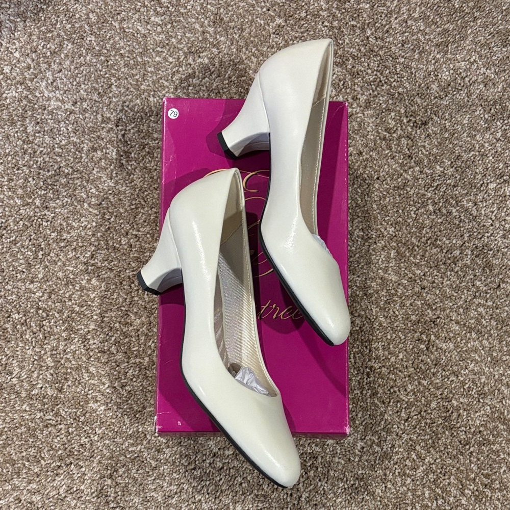 Easy Street “Fabulous” Pumps Bone Cream Comfort Heel Size 10M NIB (B/73) - Picture 2 of 4